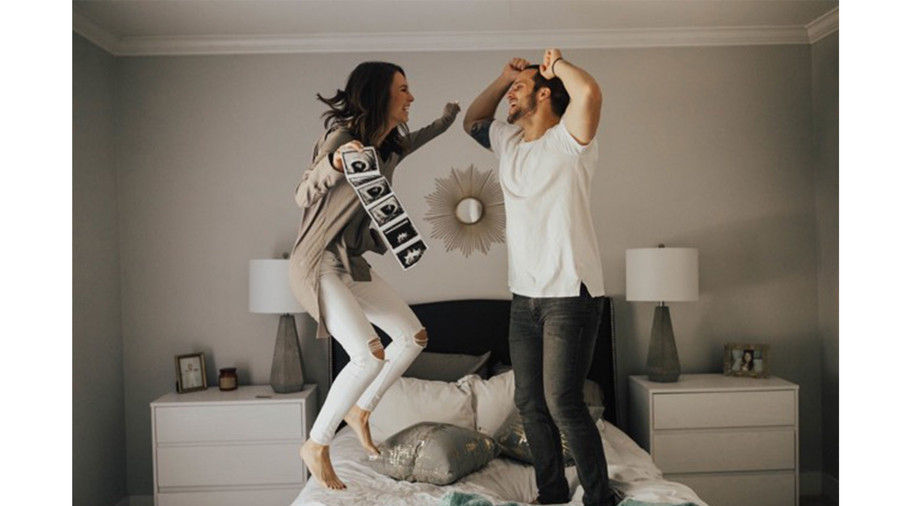 Pareja Jumping on Bed 