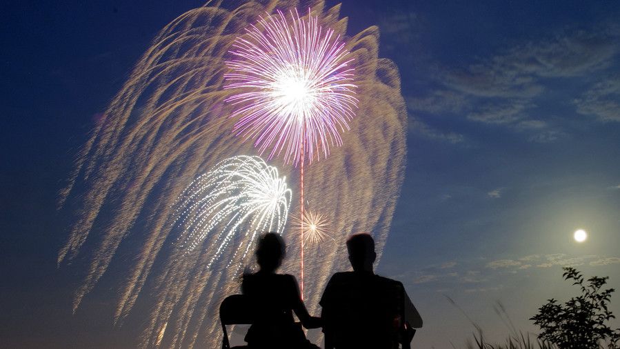 زوجان watching fireworks