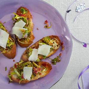 Брюксел Sprout and Bacon Crostini