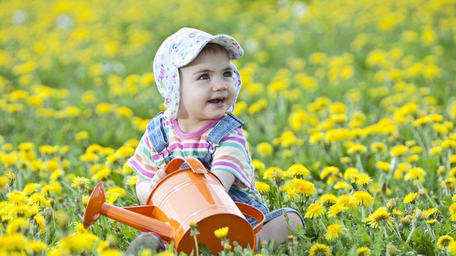 Dítě girl in field of yellow flowers