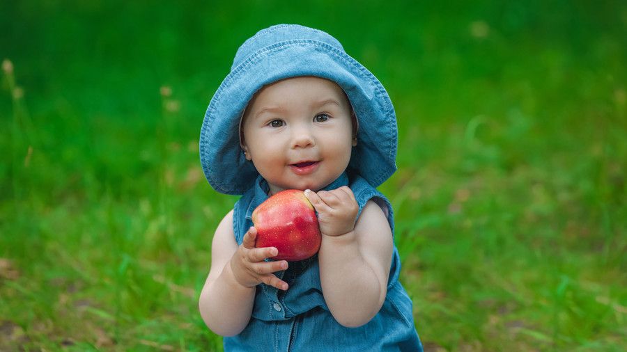 Dítě girl with apple
