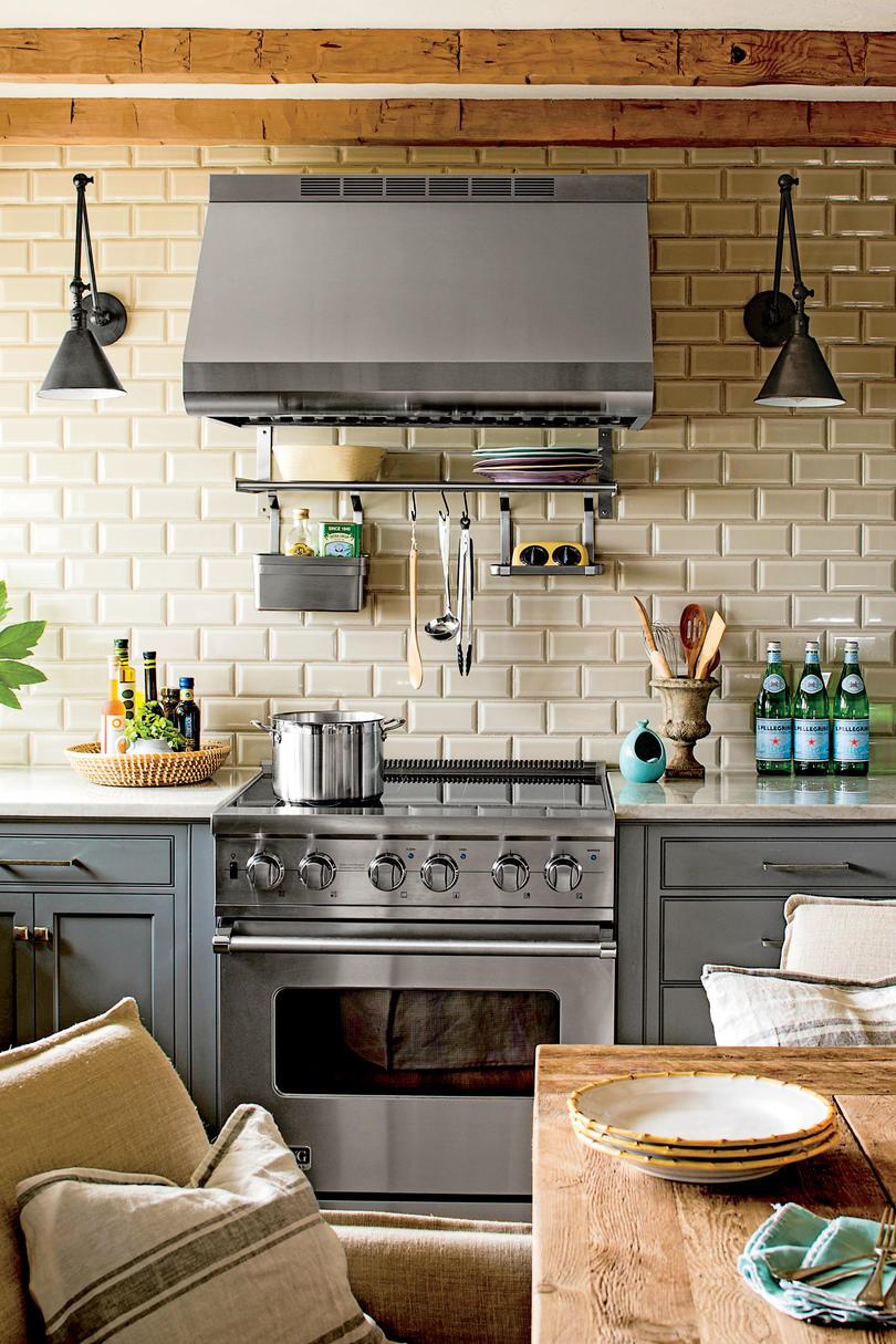 Šedá Cabinetry and Subway Tiles