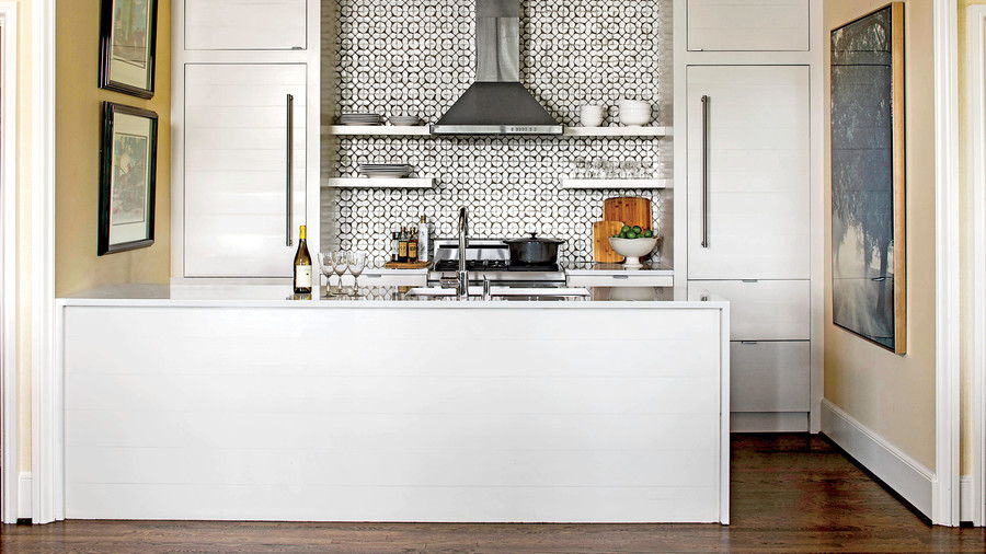 أبيض Symmetrical Kitchen with Backsplash