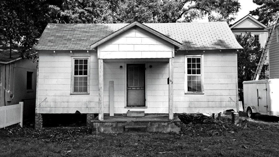 Blanco Cottage with Just a Stoop Before