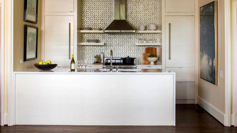 Malý Symmetrical Kitchen with Tile Backsplash