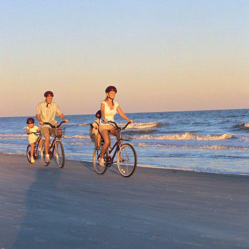 семейство biking along hilton head island