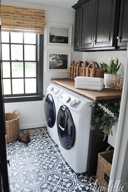 أسود and White Laundry Room