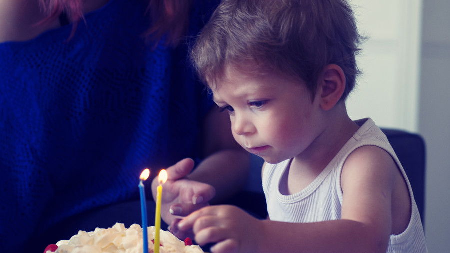 момче with Birthday Cake