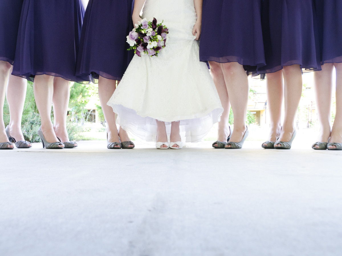 Nevěsta and Bridesmaids Showing Shoes