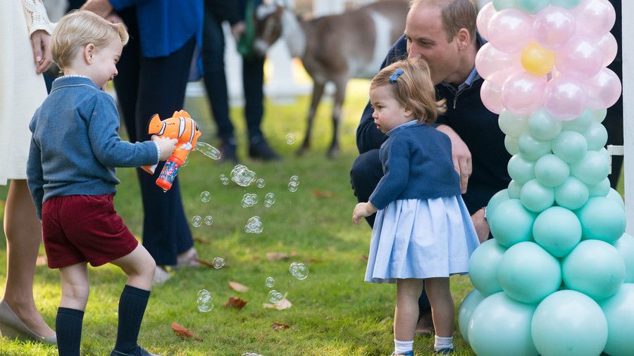 私たち Prince Charming! 15 Adorable Photos of George Blowing Bubbles With Charlotte