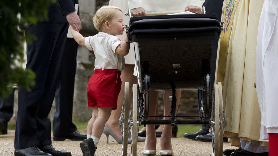 私たち Prince Charming! 15 Adorable Photos of George Checking On Charlotte At Her Christening