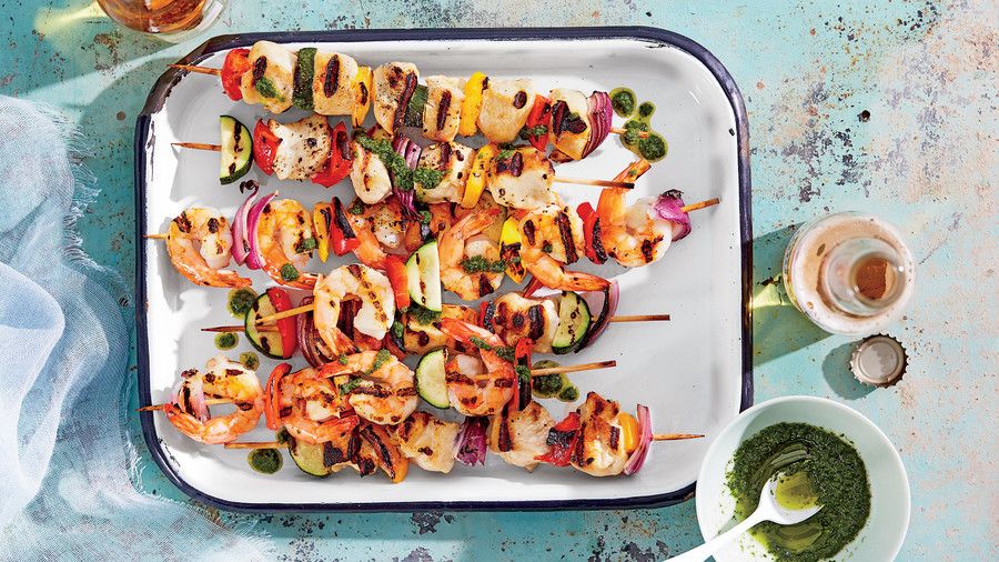 Kylling-og-rejer Kebabs with Summer Vegetables and Basil Oil