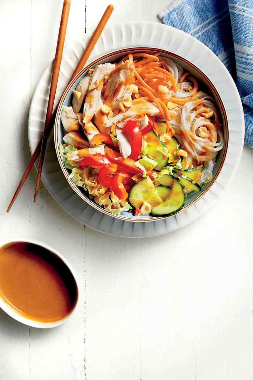 Пиле Noodle Bowl with Peanut-Ginger Sauce