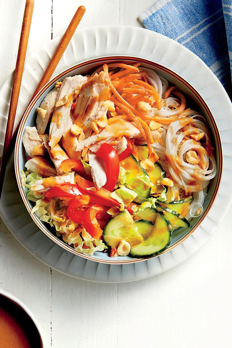 Kylling Noodle Bowl with Peanut-Ginger Sauce