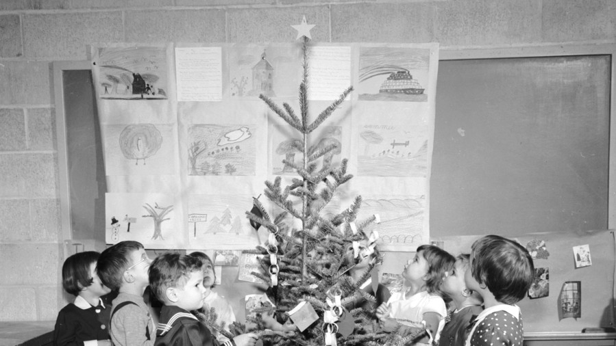 деца Decorating Christmas Tree