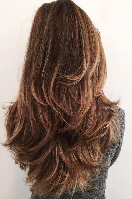 チョコレート Brown Hair with Highlighted Layers