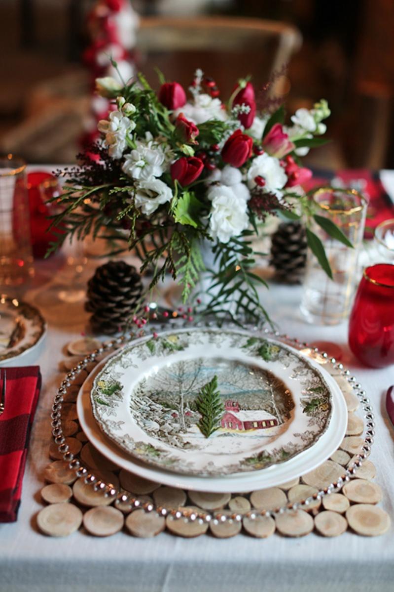 Dæk Out Place Settings with Christmas Dishes 