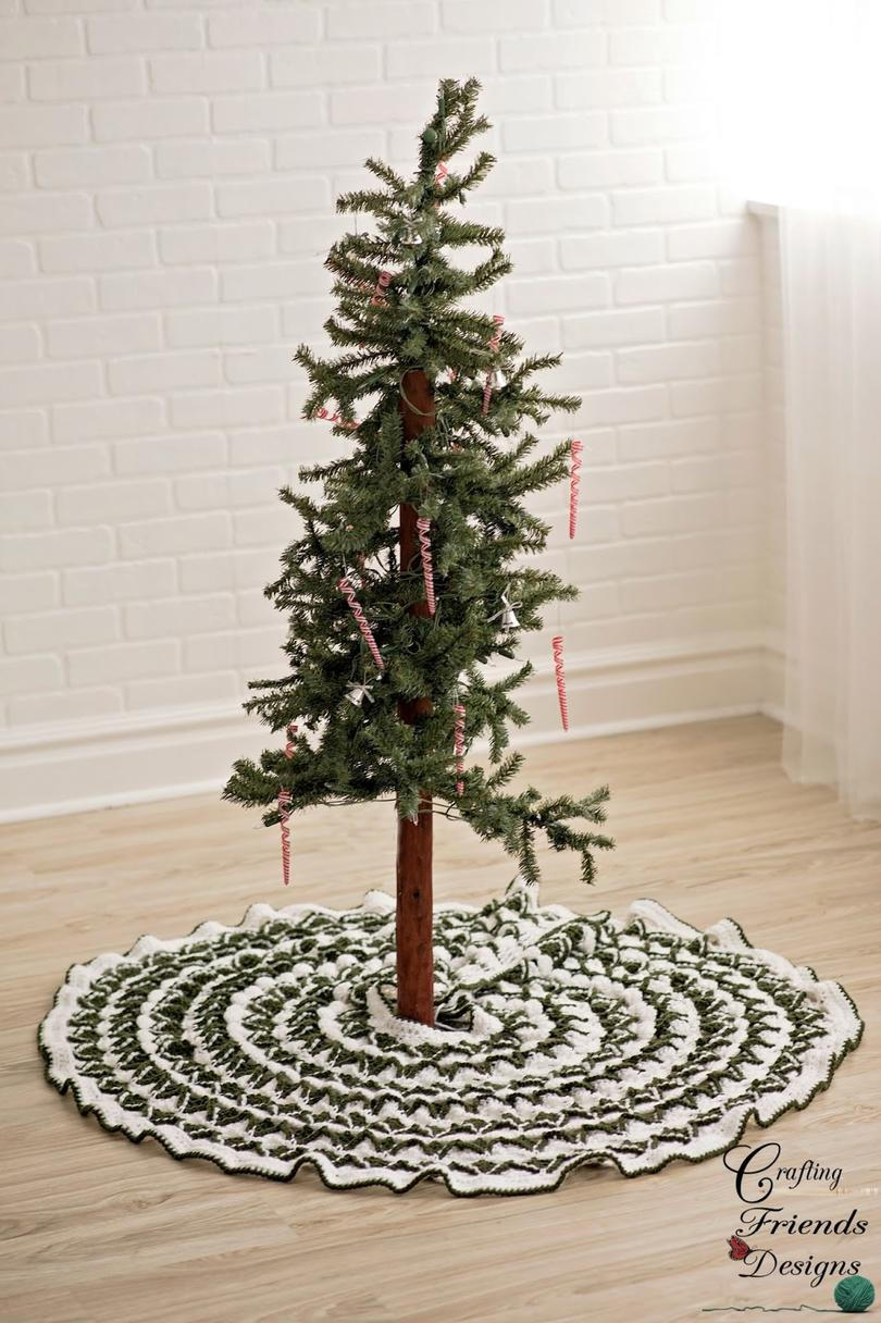 Grøn and White Crochet Tree Skirt