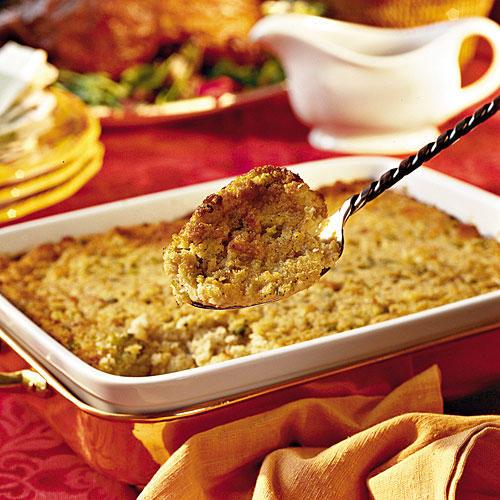 Денят на благодарността Dinner Side Dishes: Cornbread Dressing Recipes