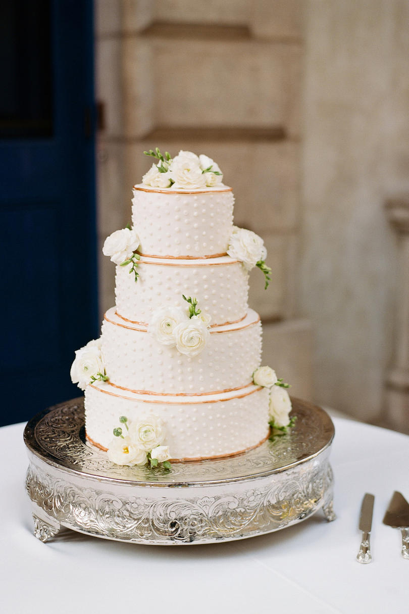 كلاسيكي White Wedding Cake with Polka Dots 