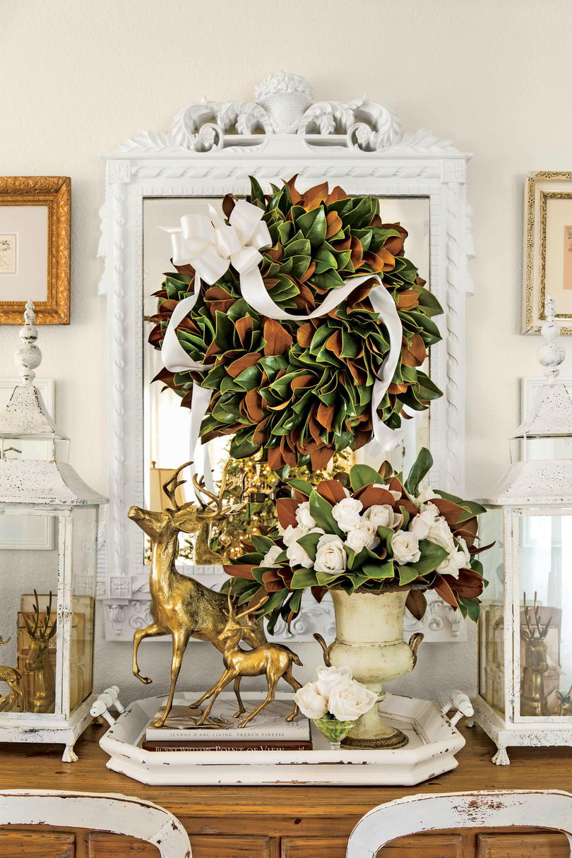 マグノリア Wreath on Mirror with Bow