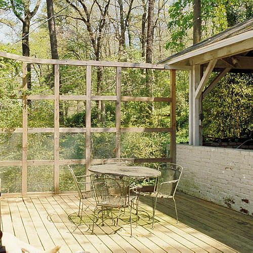 قديم backyard deck with wooden square scaffolding on the edge and outdoor table and chairs