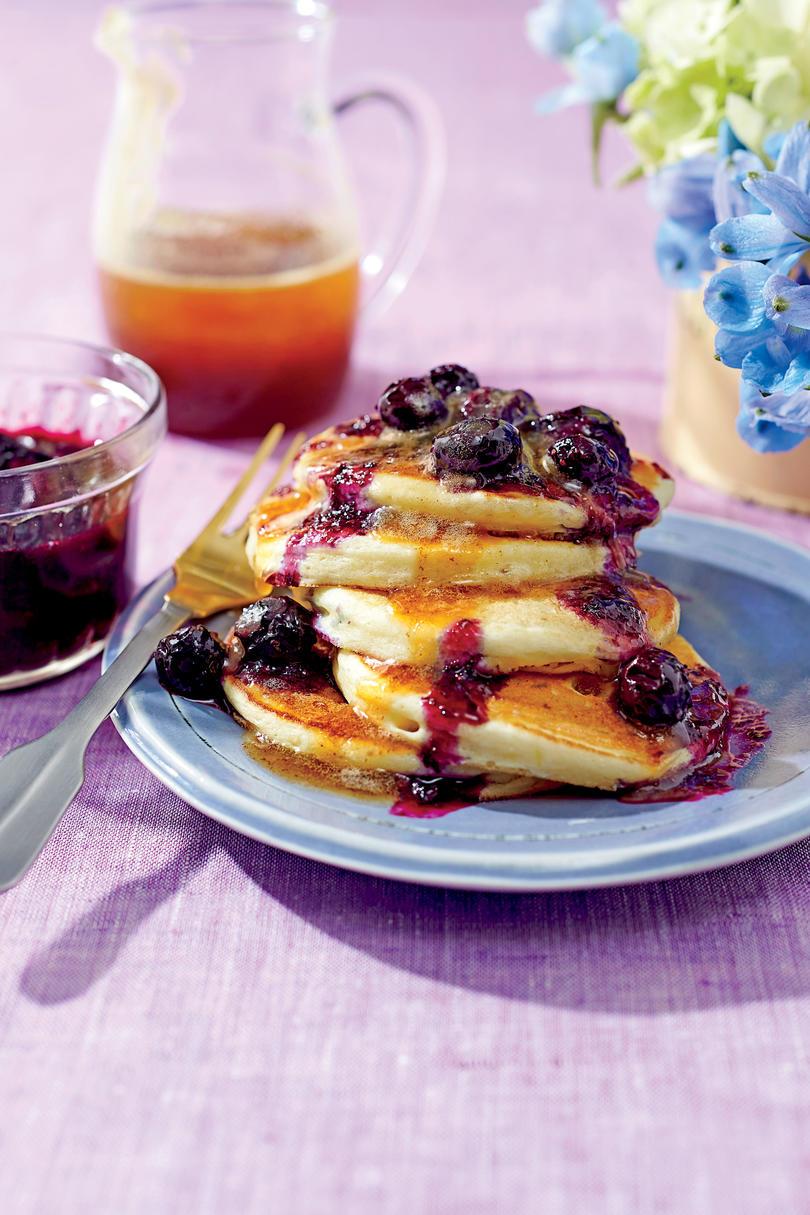 الريكوتا Pancakes with Brown Butter-Maple Syrup and Blueberry Compote