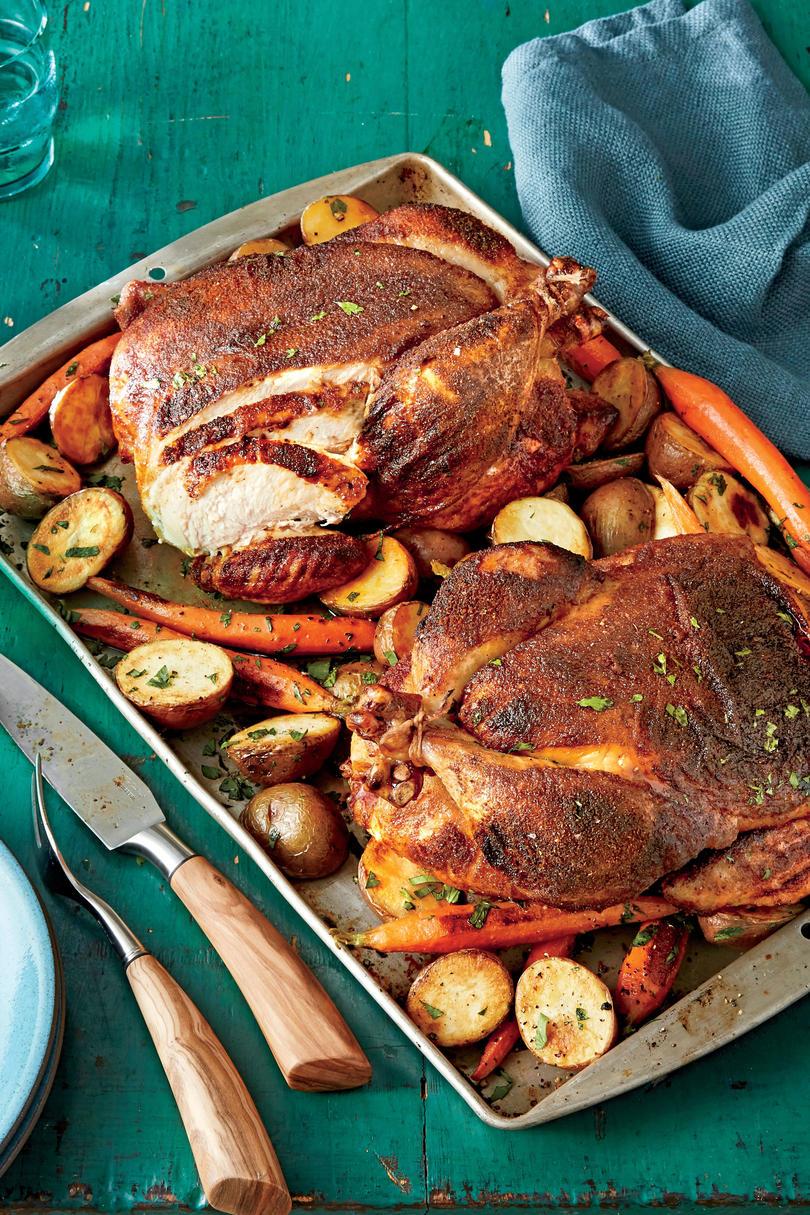 барбекю Rub Roasted Chickens with Potatoes and Carrots