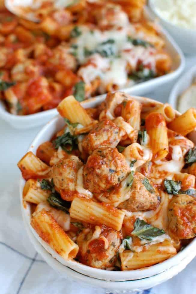 Fácil Baked Rigatoni with Chicken Meatballs