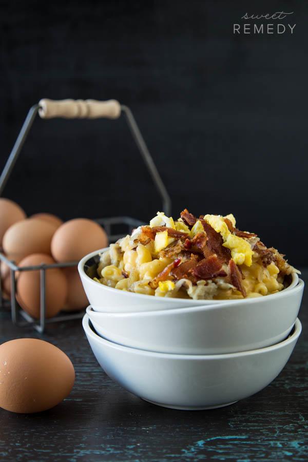 Morgenmad Mac and Cheese with Bacon, Eggs, and Hash Browns