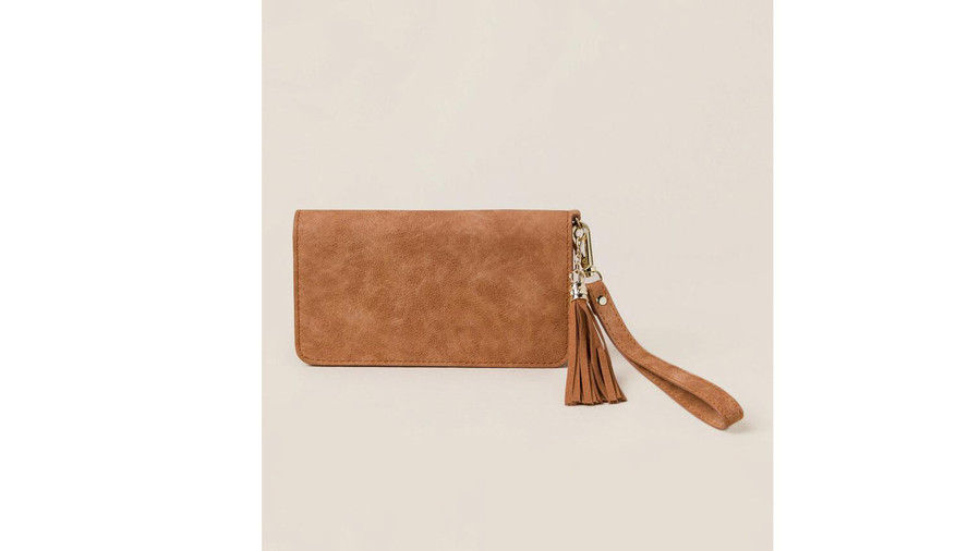 оставям the baggage at home! This teeny tiny, no-fuss wristlet was designed for carrying essentials only. 
