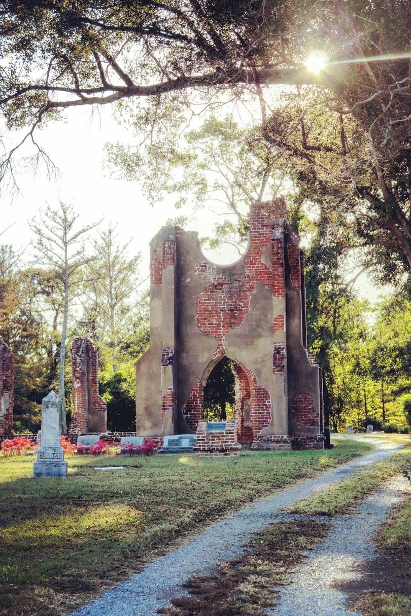 エバーグリーン Cemetery and the Ruins of St. John’s Church