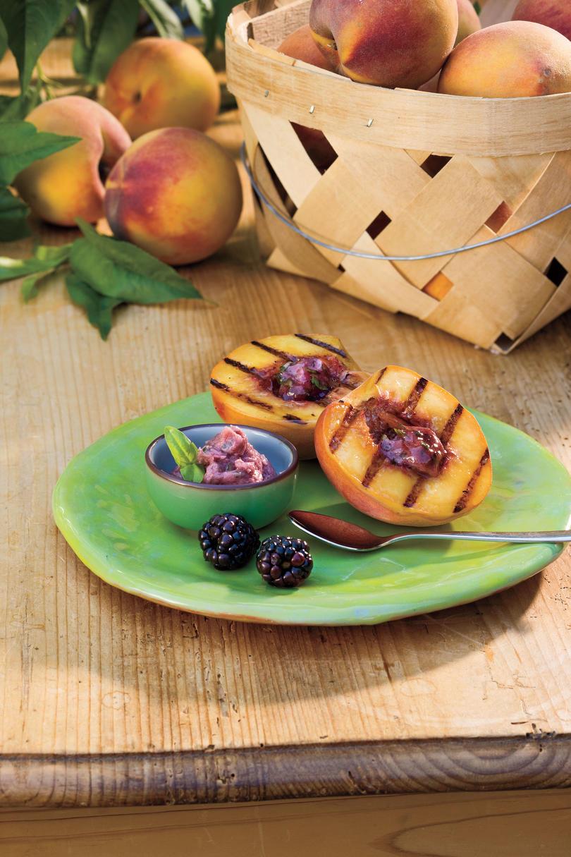 الصيف Peach Recipes: Grilled Peaches with Blackberry-Basil Butter