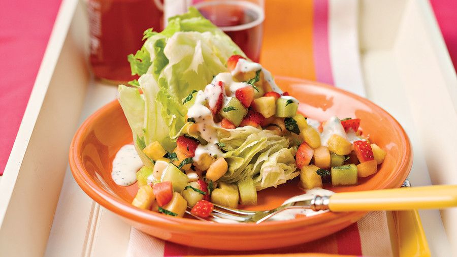 Forår Salad Recipes: Strawberry-Pineapple Iceberg Wedges