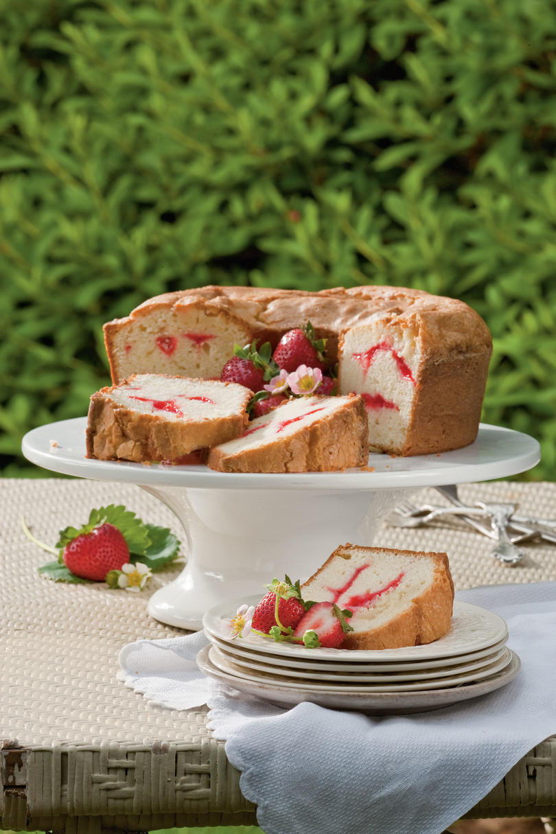 Jordbær Swirl Cream Cheese Pound Cake Recipe