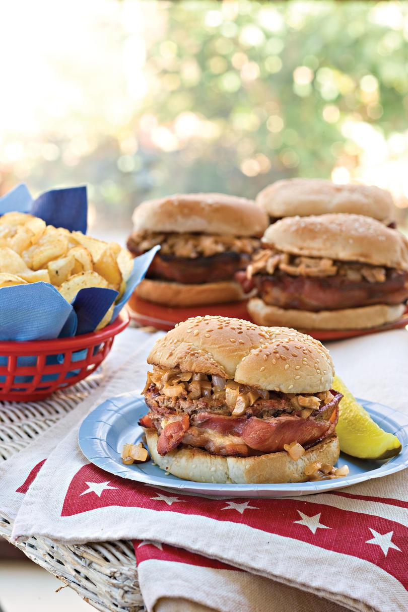 Čtvrtý of July Menu: Bacon-Wrapped Barbecue Burgers