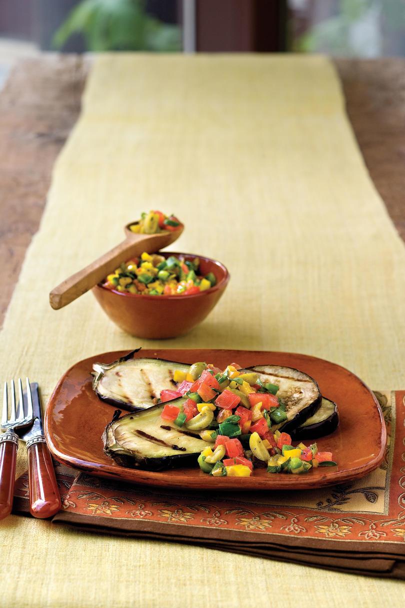 Vegetariano Grilling Recipes: Grilled Eggplant with Sweet Pepper-Tomato Topping 
