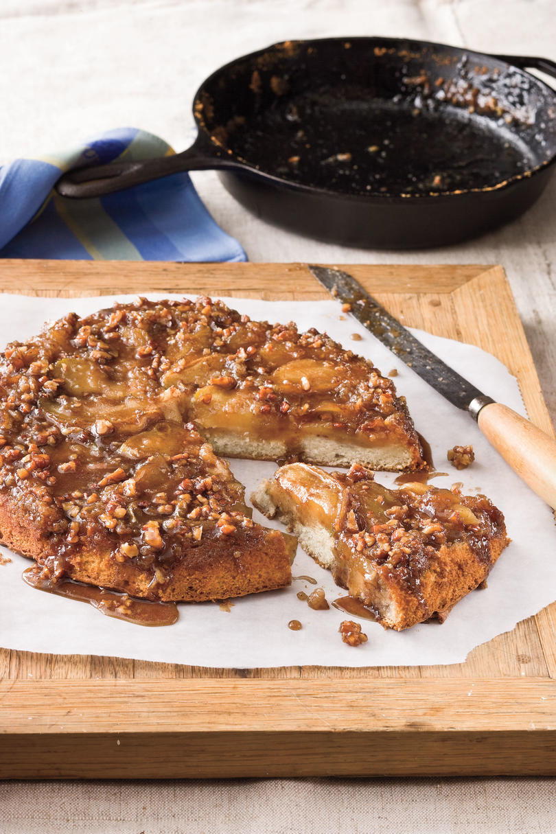 المصبوب Iron Skillet Recipes: Upside-Down Caramelized Apple Cake