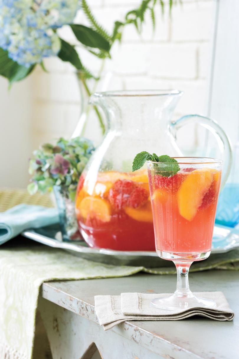 لكمة and Cocktail Summer Drink Recipes: Carolina Peach Sangria