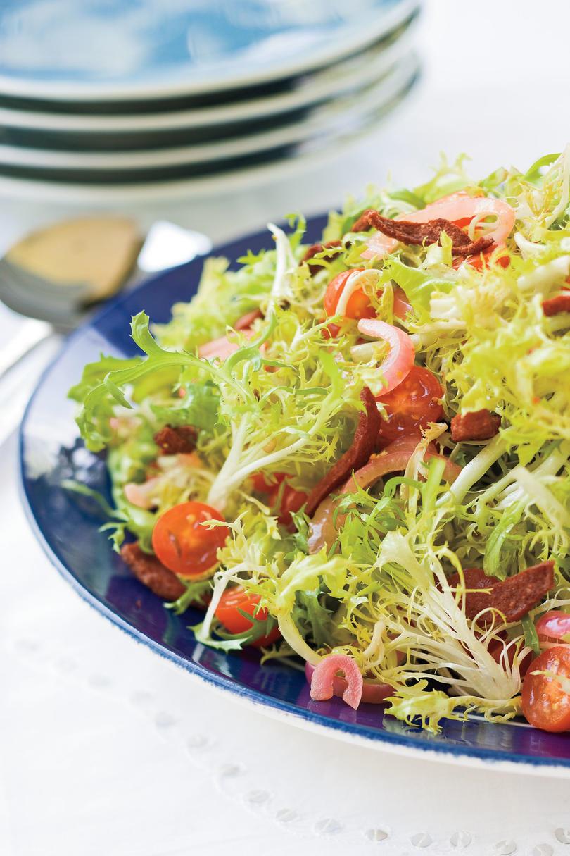 暖かい Frisee Salad With Crispy Kosher Salami