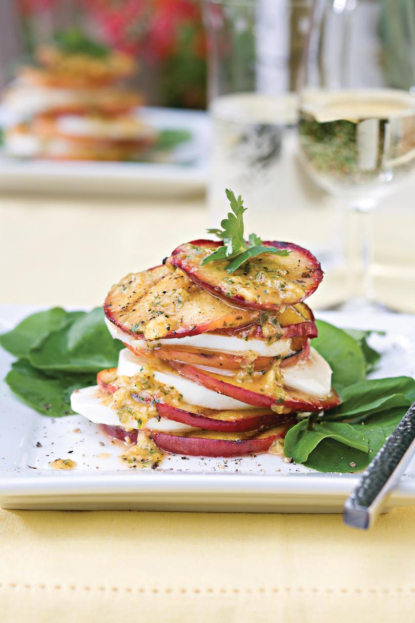نباتي Grilling Recipes: Grilled Peach-and-Mozzarella Salad