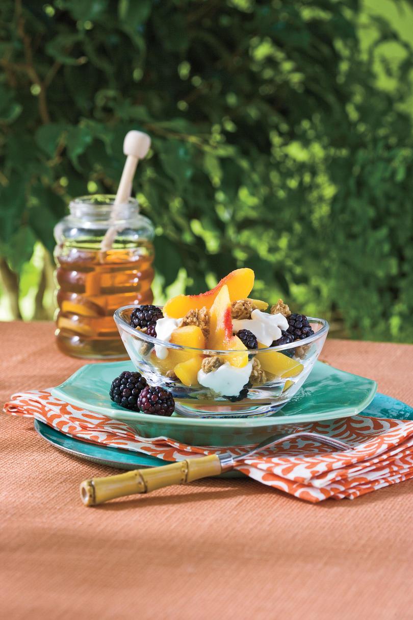 الصيف Peach Recipes: Peach-Blackberry-Yogurt Fruit Cups