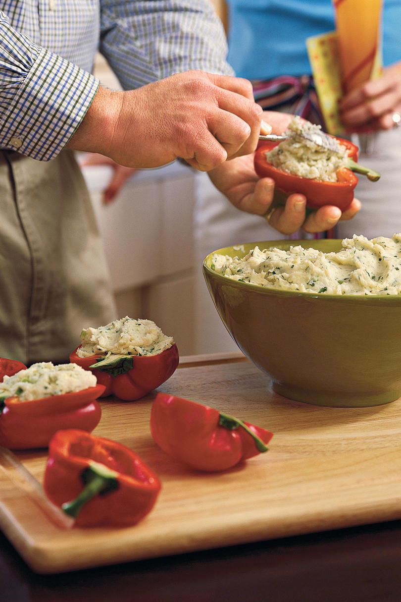 نباتي Grilling Recipes: Potato-Stuffed Grilled Bell Peppers