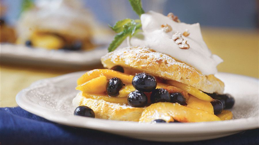 лято Peach Recipes: Southern Peach-and-Blueberry Shortcakes