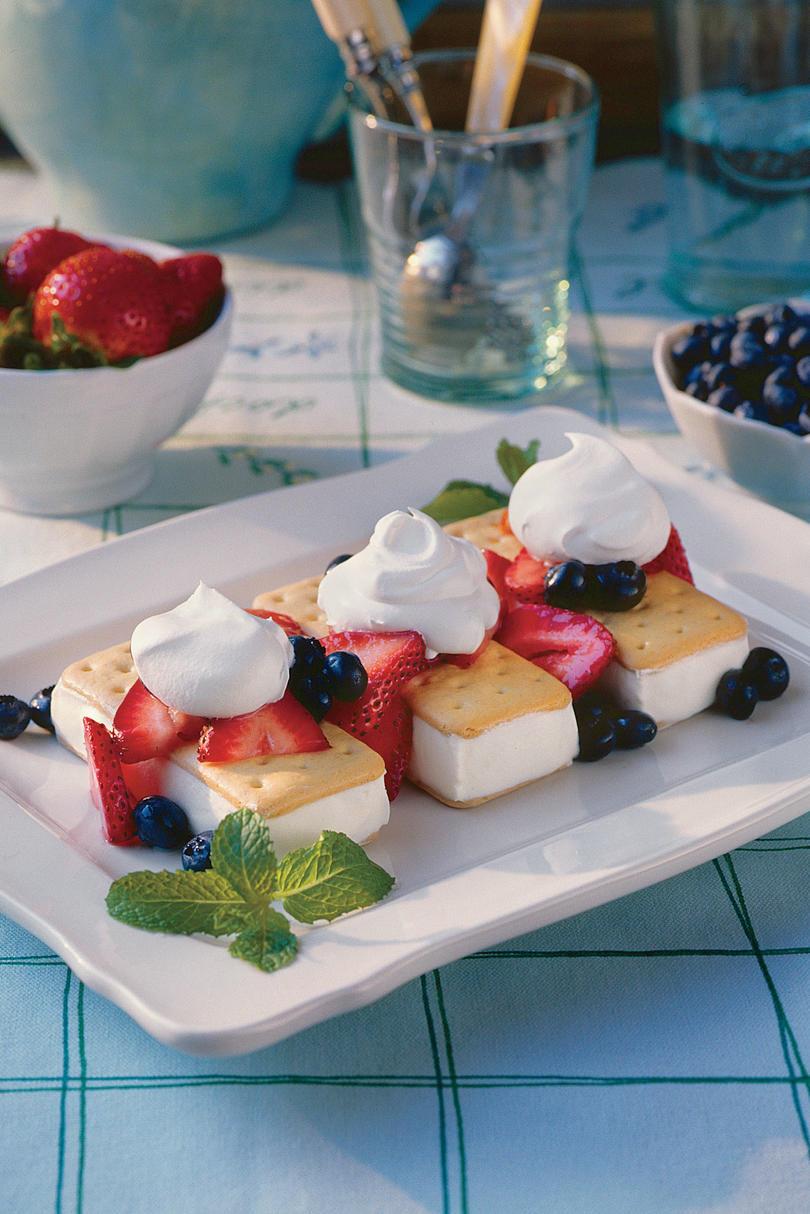 Jordbær-Blueberry Shortcake Ice-Cream Sandwiches