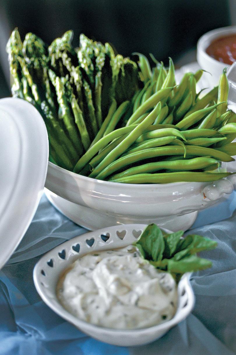 Bryllup Shower Recipe Ideas: Steamed Asparagus and Green Beans With Lemon-Basil Dip