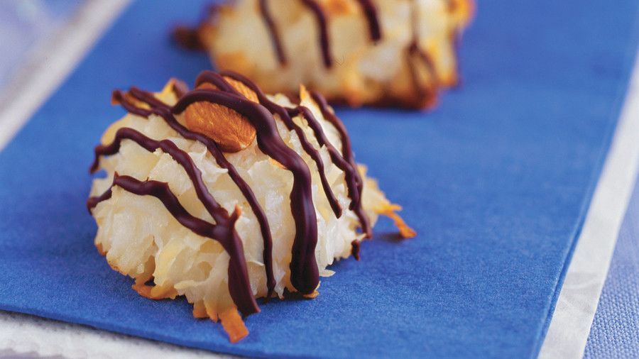 най-доброто Cookies Recipes: Chocolate-and-Almond Macaroons Recipes