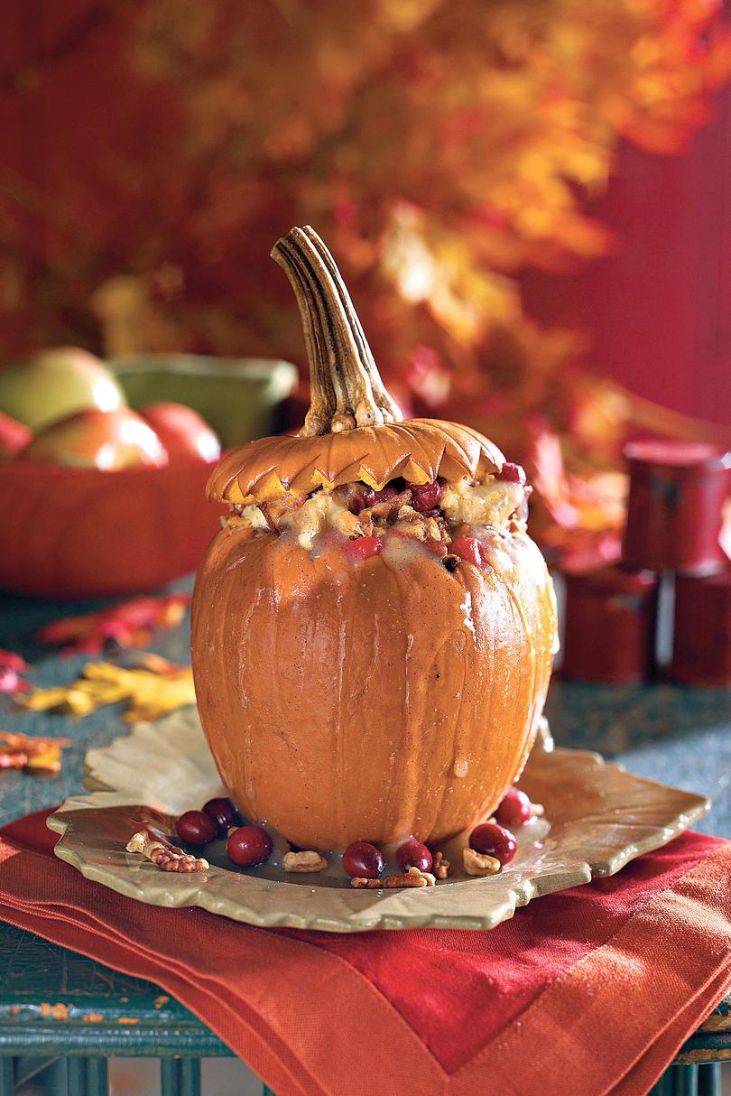 пълнено Pumpkin with Cranberry-Raisin Bread Pudding