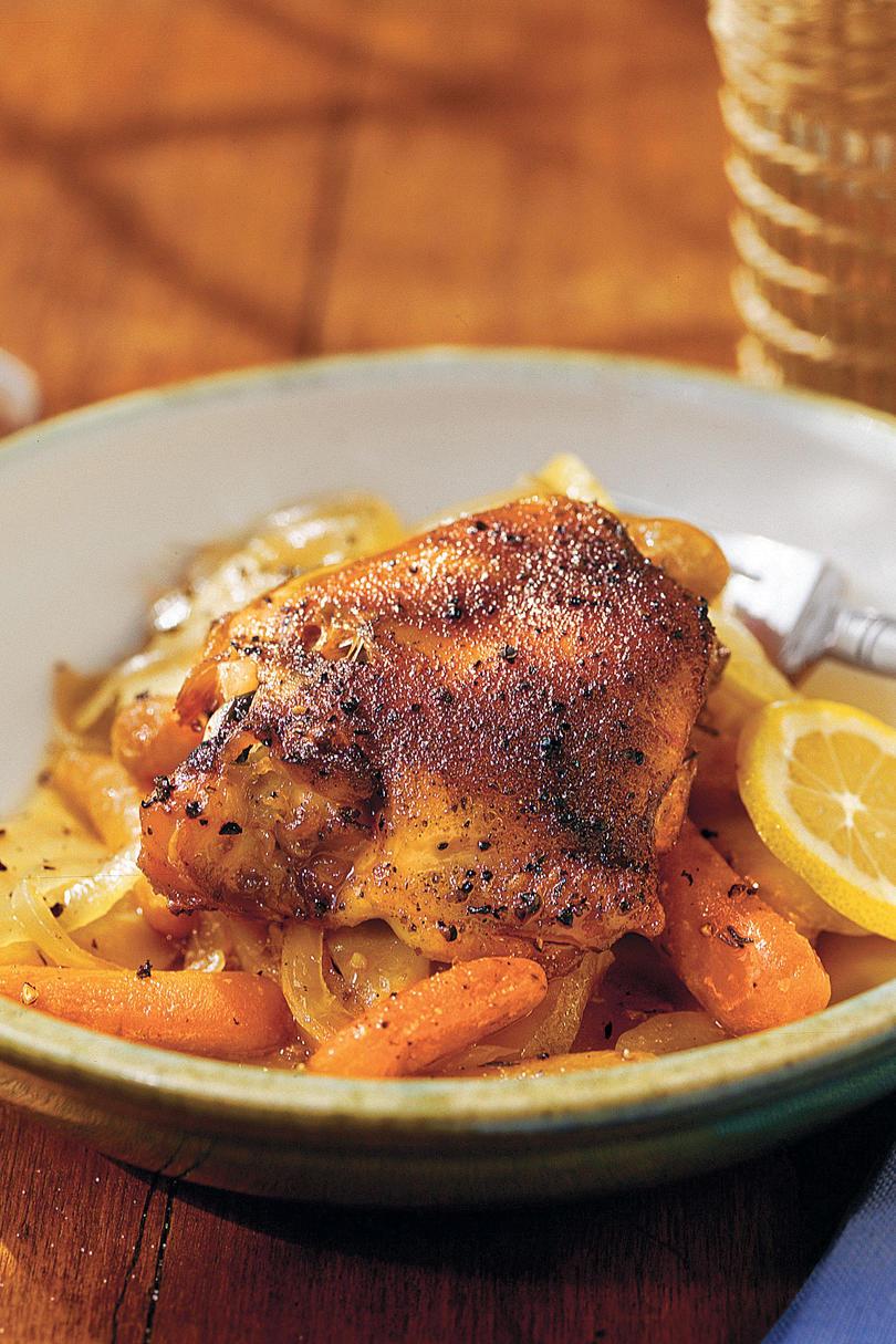 Cocido a fuego lento Chicken Thighs With Carrots and Potatoes