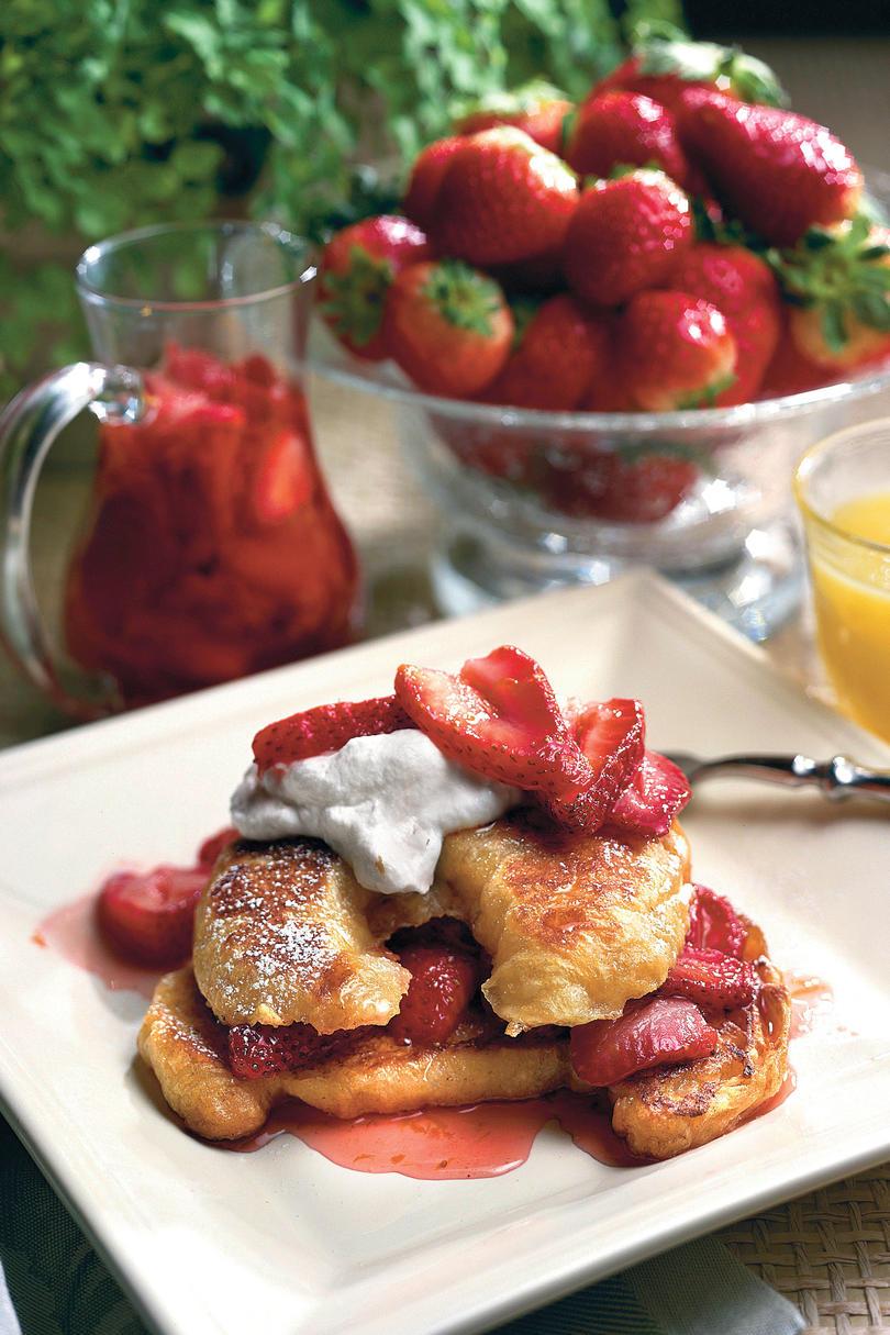 Rohlík French Toast With Fresh Strawberry Syrup